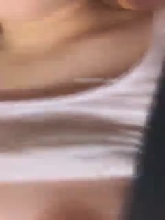 【直播】贫困山区大学生为了多存点生活费房间开直播饱满挺又大BB用手刺激几下就出水