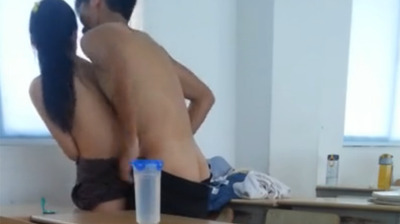 情侣放学后在教室偷偷做爱自拍1.