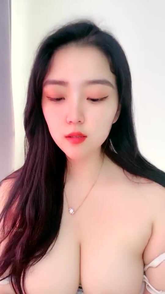 超美尤物这奶子真劲爆正点满屏都是白花花的嫩肉好想舔一舔.