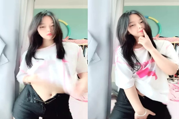 清纯美少女小周妹妹闺房自慰实录！粉嫩小穴特写揉捏，巨乳颤抖蹭阴蒂，蜜桃臀诱惑勾魂