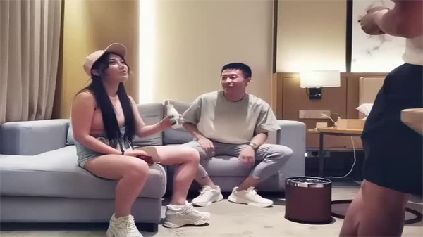 9总全国约炮实录 宝马富婆豪车震双插 双龙入洞完整流出