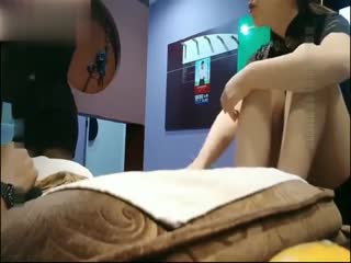 龙哥桑拿会所叫位新来的美女技师服务时不让碰,把公关经理叫来加钱想干她,不同意带到3楼找位更漂亮的美女服务! - soav