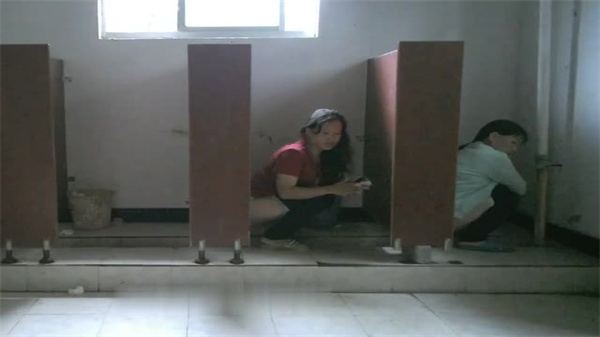 [真实盗摄]厕所多视角偷窥四体位全收录 全景镜头捕捉浪叫名场面