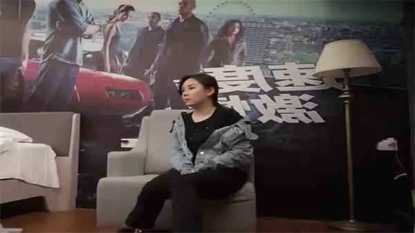 牛仔辣妹沙发上激情扣弄，小哥爽翻天