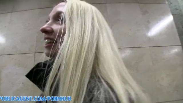 PublicAgent诱拐瘦白极品Mina，骚穴张开跪舔狂吞粗大肉棒